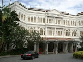 Hotel Raffles<br>Hotel został wzniesiony w 1887 roku przez ormiańskich braci Sarkies.Jest prawdziwym symbolem miasta. Zachwyca architekturą i niezwykle komfortowymi apartamentami.  
