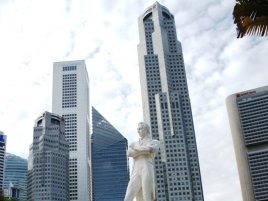 Miejsc lądowania Rafflesa i pomnik Rafflesa<br>Pomnik przedstawia sir Stamforda Rafflesa, z inicjatywy którego został założony Singapur. Pomnik powstał w 1972 roku na wzór oryginału z 1887 roku. Wzniesiony z syntetycznego marmuru.