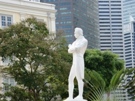 Pomnik Rafflesa<br>Pomnik przedstawia sir Stamforda Rafflesa, z inicjatywy którego został założony Singapur. Pomnik powstał w 1972 roku na wzór oryginału z 1887 roku. Wzniesiony z syntetycznego marmuru.