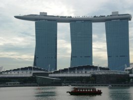 Marina Bay, Singapure<br>Nowoczesne centrum miasta powstało na ziemi wydartej morzu. Dziś słynie z gigantycznego centrum kongresowego i obsługujących je hoteli nazywanych Suntec City. 