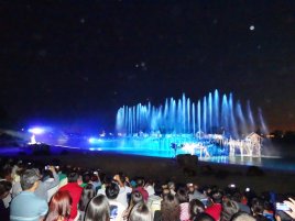 Wyspa Santosa, Singapure<br>Pokaz tańczących w morzu fontann.