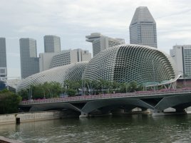 Sala koncertowa Esplanade, Singapur. <br>Sala koncertowa Esplanade kształtem przypomina owoc duriana. Mozę pomieścić 1 614 osób + dodatkowe 197 miejsc na galeria. Słynie z bardzo dobrej akustyki.Oficialnie otwarta 12 września 2002 roku.