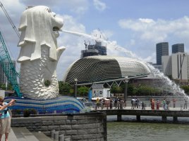 Merlion Park, Singapure<br>Merlion to pół lew, pół ryba - singapurski symbol narodowy. Na początku 1970 roku stworzony został przez Singapurską Organizację Turystyczną.