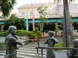 Muzeum Cywilizacji Azjatyckich<br>Wspaniałe zbiory obejmujące obszar Azji Południowej, Południowo-Wschodniej, Wchodniej, niezwykle ciekawe ekspozycje dotyczące Chin i Indii oraz Singapuru. Muzeum Cywilizacji Azjatyckich mieści się przy Armenian Street w Singapurze.